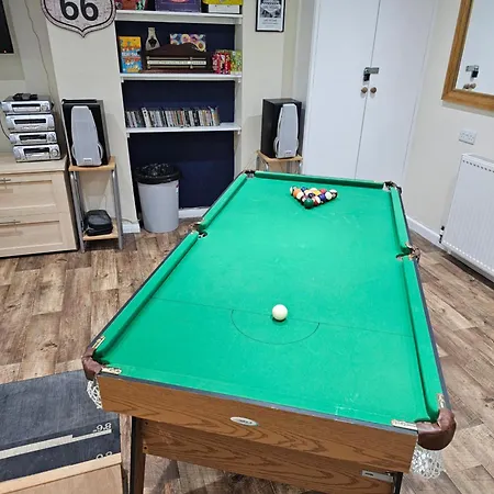 Modern Ground Floor, 2 Bedroom Apartment, With Games, Chill Out アパート