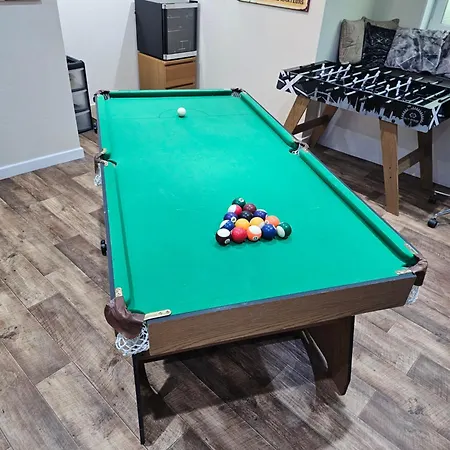 Modern Ground Floor, 2 Bedroom Apartment, With Games, Chill Out アパート *