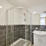 Brightwater Modern Ground Floor, 2 Bedroom Apartment, With Games, Chill Out 公寓