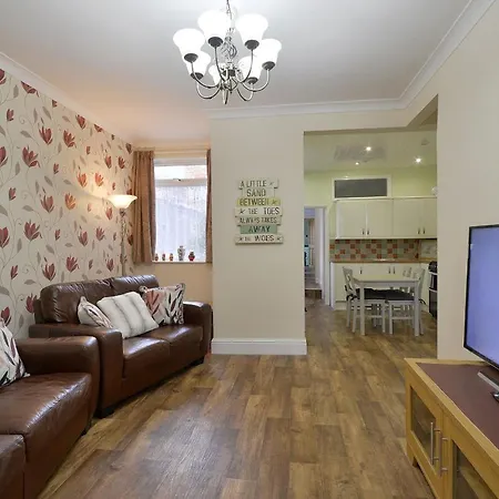Modern Ground Floor, 2 Bedroom Apartment, With Games, Chill Out Apartment Scarborough