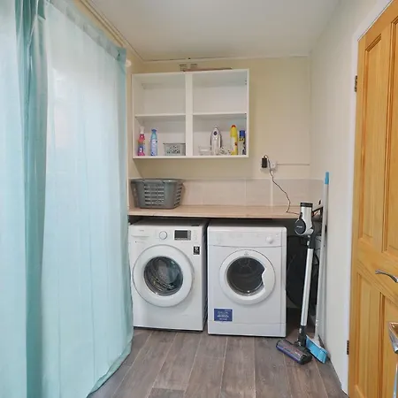 Brightwater Modern Ground Floor, 2 Bedroom Apartment, With Games, Chill Out דירה *