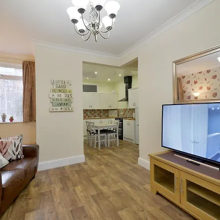 Modern Ground Floor, 2 Bedroom Apartment, With Games, Chill Out Apartment *