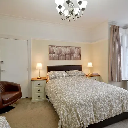 Ground Floor Up To 6 Guests With Games Chill Out Apartment Scarborough