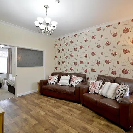 Brightwater Modern Ground Floor, 2 Bedroom Apartment, With Games, Chill Out דירה
