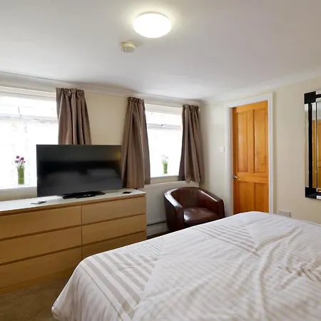 Ground Floor Up To 6 Guests With Games Chill Out